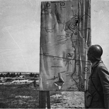 Un soldato francese che legge una mappa di visualizzazione di strade e binari nella zona del Mont Sans Nom, 16 maggio 1917. © IWM (Q 78893)