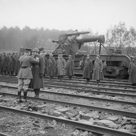 Il generale Allenby, comandante della terza armata britannica, decoranun comandante di batteria di artiglieria pesante belga a Bryas, vicino a St. Pol, il 17 maggio 1917© IWM (Q 2201)
