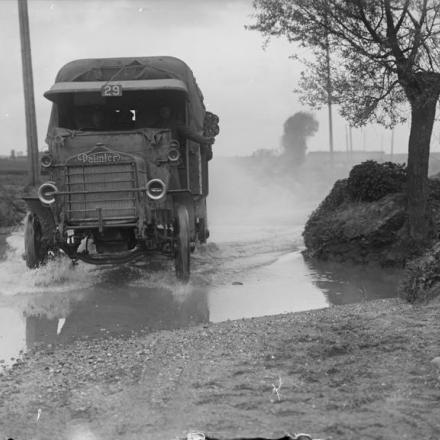 Camion su una strada allagata vicino Beaumetz, 18 maggio 1917. © IWM (Q 2159)