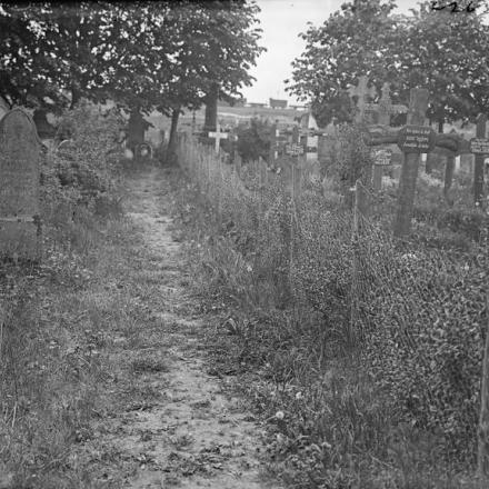 Tombe  tedesche e tombe di soldati francesi sepolti dai tedeschi nel cimitero di Boisleux-au-Mont, 18 maggio 1917© IWM (Q 3114)