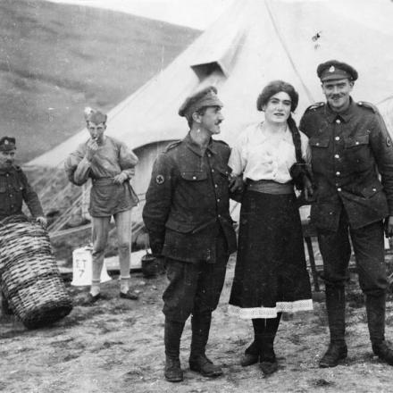 Il caporale Edward James Dillon 152 del Royal Army Medical Corps (vestito da "Alice") e altri membri di un gruppo di concerti mentre produceva una pantomima per le truppe a Salonicco, il 19 maggio 1917.© IWM (Q 54732)