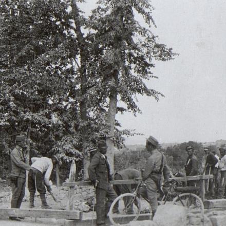 Costruzione del tubo dell'acqua sul Carso, 1917  - Kuk Kriegspressequartier, Lichtbildstelle - Wien 
