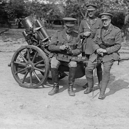 Esamine della malta di una trincea tedesca catturata, St Pol (Saint-Pol-sur-Ternoise), 20 maggio 1917.© IWM (Q 2482