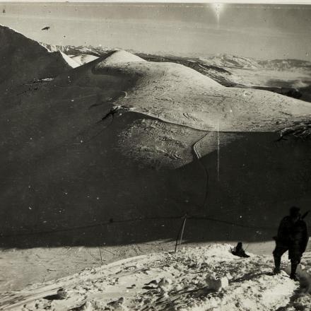 1917 Monte Buso e sullo sfondo l'altopiano di Asiago. Luogo / Editore- Kuk Kriegspressequartier, Lichtbildstelle - Wien 
