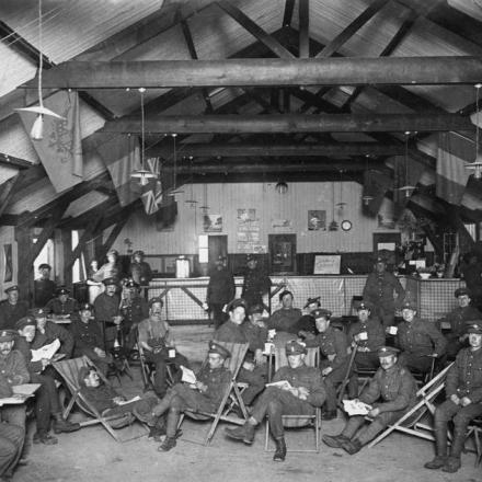 Interno della capanna YMCA n. 2 nel campo n. 1 di Calais, 22 maggio 1917.© IWM (Q 5431