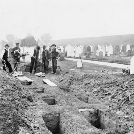 Lavoratori locali e soldati preparano tombe per i bambini uccisi  a Folkestone, che ha fatto  95 morti e 195 feriti, 25 maggio 1917.© IWM (Q 54670)