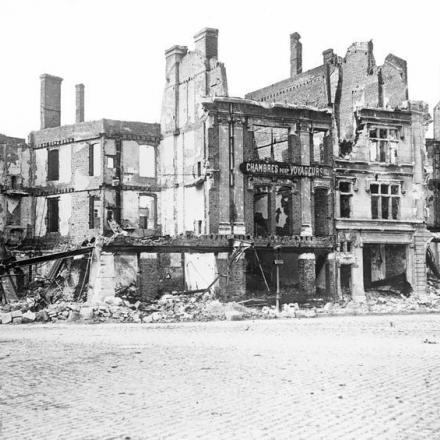 Edifici in rovina nella piazza della stazione di Arras, il 26 maggio 1917.© IWM (Q 2228)