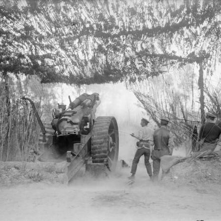 Un obice britannico da 8 pollici in azione, Wagonlieu, 31 maggio 1917. © IWM (Q 2297)
