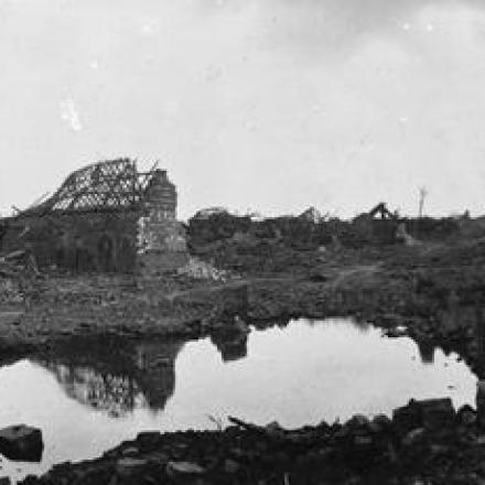 Vista panoramica delle rovine di Monchy-le-Preux vista il 2 giugno 1917, in seguito alla battaglia di Arras.© IWM (Q 2377