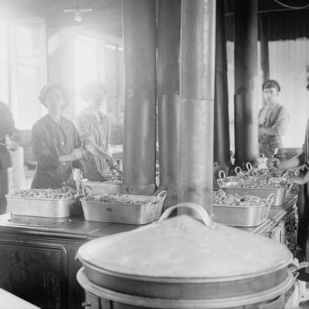 Il Corpo ausiliario dell'esercito femminile (W.A.A.C.) cucina in una caserma militare a Rouen. © IWM (Q 2341)