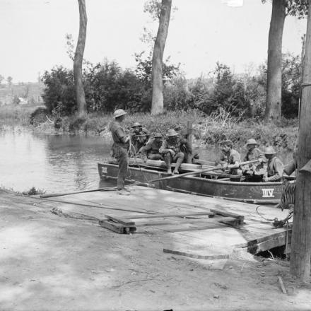 Soldati in un pontone sul fiume Scarpe, vicino Feuchy, il 5 giugno 1917. © IWM (Q 5819)