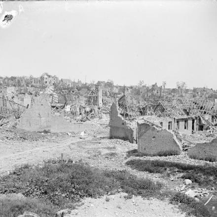 Prima battaglia di Scarpe. Veduta generale del Fampoux in rovina, catturato dalla 4 ° divisione il 9 aprile 1917. Fotografia scattata il 5 giugno 1917. © IWM (Q 6243