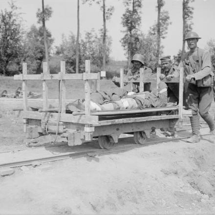  Prigionieri tedeschi che contribuiscono a riportare feriti britannici su un vagone ferroviario leggero, durante la battaglia di Messines, l'8 giugno 1917. .© IWM (Q 2278)