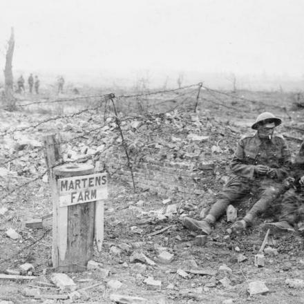 Le rovine della fattoria Martens, vicino a Wytschaete, il 10 giugno 1917.© IWM (Q 5479
