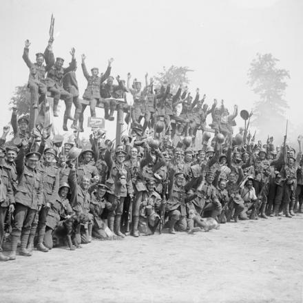 Uomini del Royal Inniskilling Fusiliers con i loro trofei dopo la cattura di Wytschaete, 36th (Ulster) Division. Vicino a Dranouter, il 12 giugno 1917.© IWM (Q 5495)