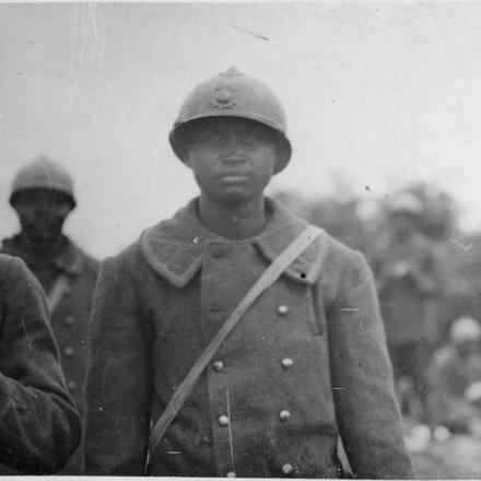 Le truppe malgasci con le loro razioni di pane a Leuilly-sous-Coucy, il 12 giugno 1917.© IWM (Q 78452)