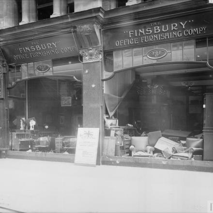 Bombardamento di Londra.  La facciata del negozio della Finsbury Office Furnishing Company. © IWM (HO 8)