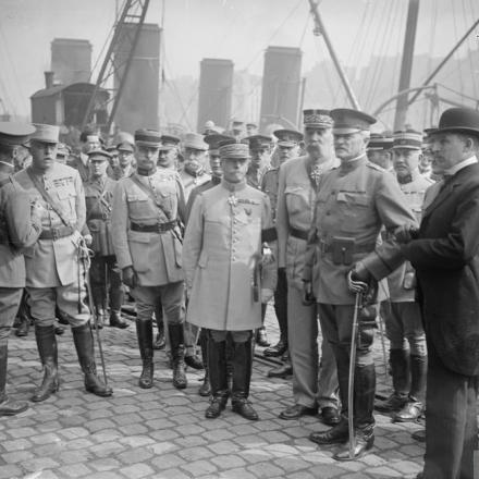 Il generale John J. Pershing sulla banchina di Boulogne dopo essere sbarcato in Francia. Il generale Peltier è in piedi giusto davanti a lui. 13 giugno 1917.© IWM (Q 5509)