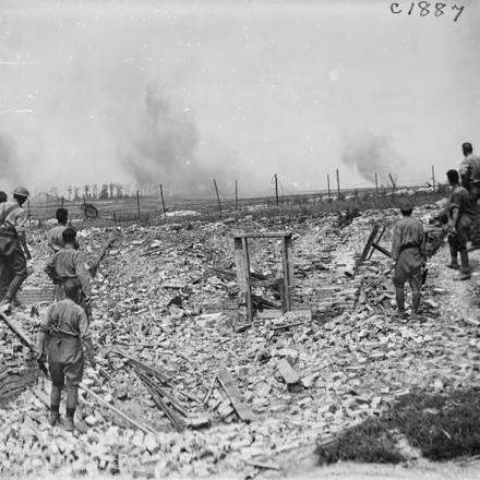 Soldati britannici che lavorano nelle rovine di Thélus, 14 giugno 1917 .© IWM (Q 2378)