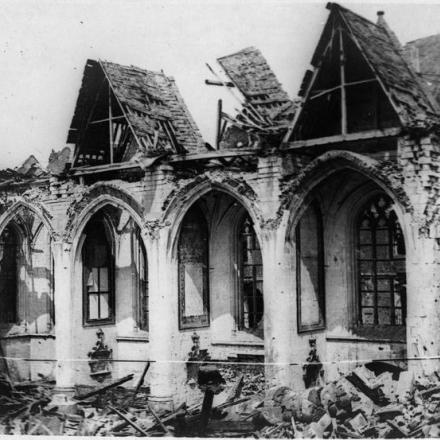 Interno di una chiesa in rovina a Bapaume, 15 giugno 1917.© IWM (Q 78434)