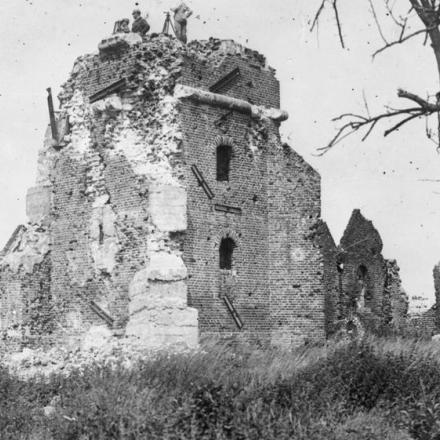 Osservatori francesi di artiglieria nelle rovine del campanile di Villers-les-Roye, il 16 giugno 1917.© IWM (Q 61252