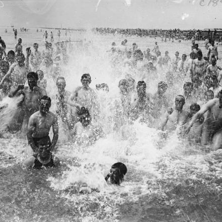 Soldati britannici che fanno il bagno nel mare di Etaples, il principale deposito e campo di transito per il corpo di spedizione britannico in Francia, il 18 giugno 1917.© IWM (Q 2381)