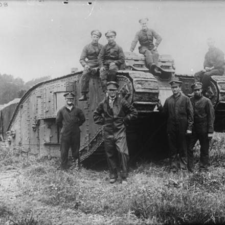 Una squadra di carristi di fronte al loro carro armato, Rollencourt, 18 giugno 1917.© IWM (Q 3292)