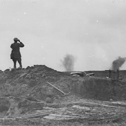 Le truppe britanniche osservano scoppi di granate vicino a Wancourt, nel sud-est di Arras, il 21 giugno 1917.© IWM (Q 2552)