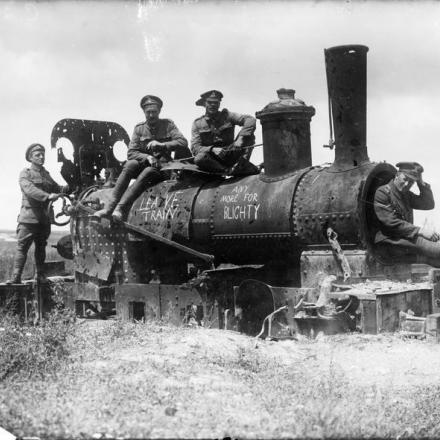Truppe britanniche su una locomotiva leggera tedesca vicino a Peronne, il 22 giugno 1917. Notare la scritta "Lasciate il treno per i più forti". © IWM (Q 2549)