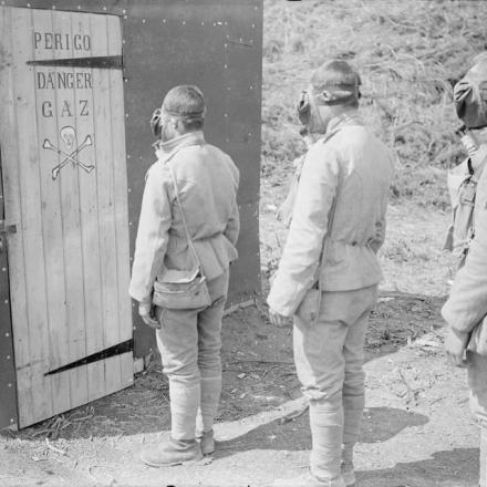 Truppe portoghesi in procinto di entrare nella capanna del gas durante l'esercizio anti-gas alla Infantry Training School. Marthes, 23 giugno 1917. © IWM (Q 5561)