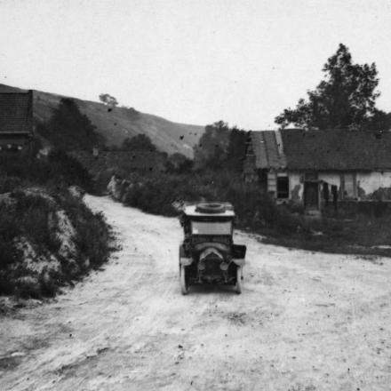Un camion militare che attraversa il villaggio in rovina di Vaux, il 25 giugno 1917.© IWM (Q 78527)