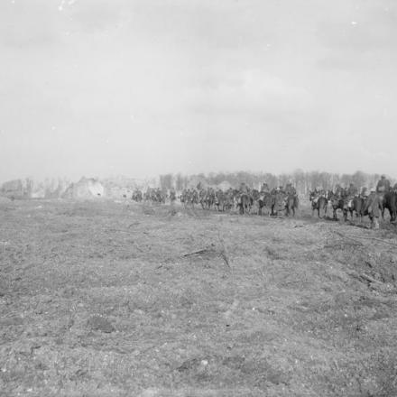 La cavalleria britannica entra in un villaggio catturato vicino ad Arras, il 26 giugno 1917.© IWM (Q 2211)