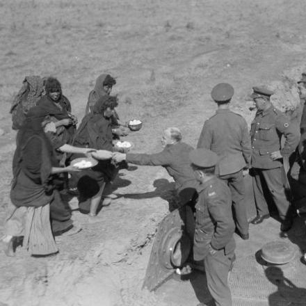 Campagna in Mesopotamia - Soldati britannici che acquistano uova da donne arabe mentre risalgono il fiume Tigrii. © IWM (Q 24588). 