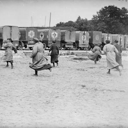 Donne autista della British Red Cross Society, VAD (Voluntary Aid Detachment) corrono verso le loro ambulanze in seguito ad una segnalazione ad Etaples, in Francia, il 27 giugno 1917. © IWM (Q 2452)