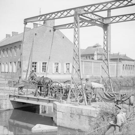 Limber che attraversa il canale La Bassee a Beauvry. 27 giugno 1917.© IWM (Q 7803)