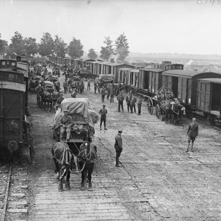 Truppe britanniche che trasportano razioni alimentari, Ecuires, 28 giugno 1917.© IWM (Q 2478)