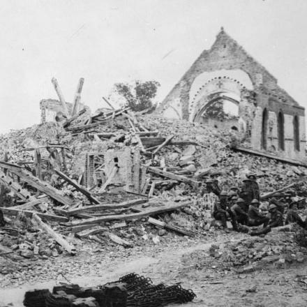 Chiesa in rovina a Courcelles-le-Comte, 30 giugno 1917.© IWM (Q 61266)