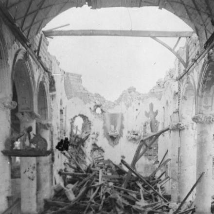 Interno della chiesa in rovina a Grevillers, 3 luglio 1917. © IWM (Q 61213)