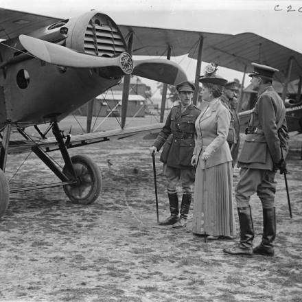 La Regina Maria e il generale Hugh Trenchard durante una visita ad un aerodromo presso il quartier generale del Royal Flying Corps a Saint-Omer, il 5 luglio 1917.© IWM (Q 11849)