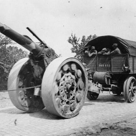 Un cannone francese da 105 mm sulla strada vicino a Soissons, il 5 luglio 1917.© IWM (Q 78186)