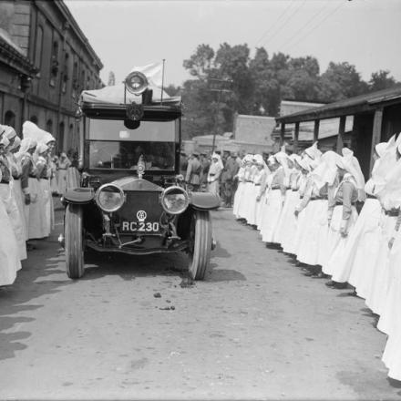 La macchina della Regina Maria che passa tra le file di infermiere presso il St. John Ambulance Hospital di Etaples, il 6 luglio 1917. © IWM (Q 2516)