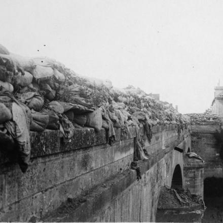 Un ponte sul fiume Aisne a Berry-au-Bac, protetto con sacchi di sabbia.© IWM (Q 78815)