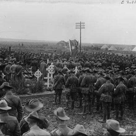 Inaugurazione del memoriale della 1a Divisione australiana a Pozieres, 8 luglio 1917. © IWM (Q 2597)