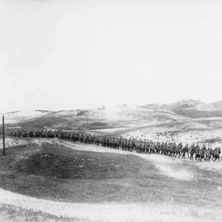 L'attacco tedesco a Nieuport. Una colonna di truppe tedesche in posizione tra le dune, il 10 luglio 1917. © IWM (Q 29876)
