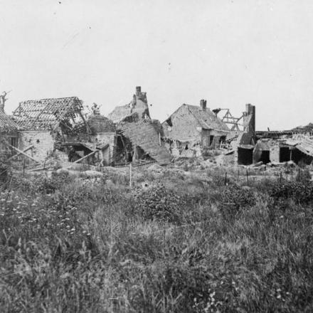 Rovine nella parte bassa del villaggio di Assevillers, 11 luglio 1917. © IWM (Q 61203) 