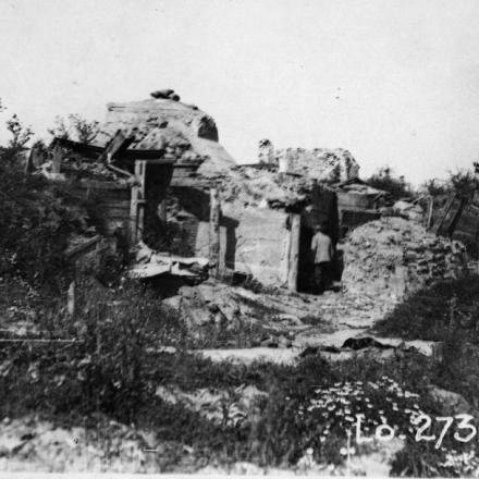 Un soldato francese che esamina i vecchi rifugi tedeschi per artiglieria da 105 mm e mitragliatrici a Soyecourt, il 12 luglio 1917. © IWM (Q 78502)