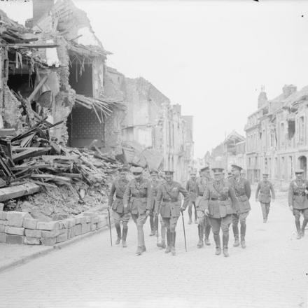 Re Giorgio V a piedi attraverso le rovine di Peronne, il 13 luglio 1917. © IWM (Q 5671)