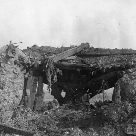 I resti di un posto di osservazione francese sulla collina di Hochberg, vicino a Moronvilliers. © IWM (Q 87774)