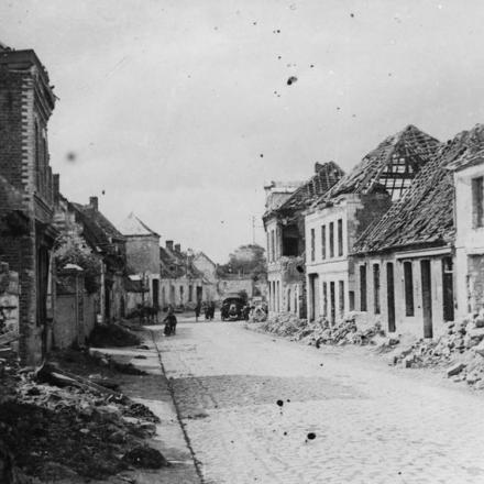 Rovine in Rue de l'Englise ad Aix-Noulette, 16 luglio 1917.© IWM (Q 61275)