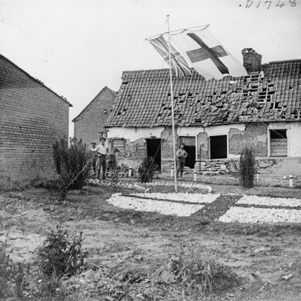Soldati fuori da una stazione di medicazione del Royal Army Medical Corps allestita in una casa abbandonata a Ervillers, il 17 luglio 1917. © IWM (Q 5683)
